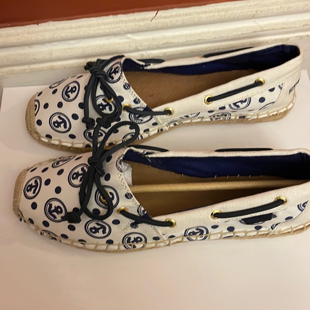 Flat shoe